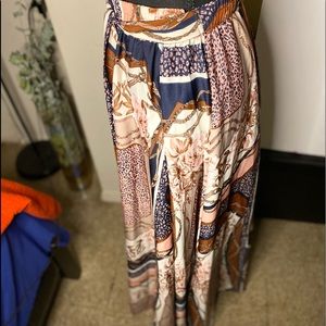 A gorgeous flowing gently worn size 2x skirt with pockets.